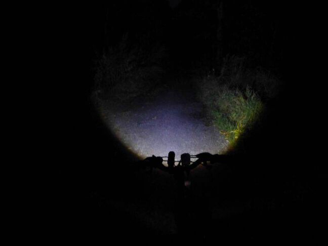 Test latarki w nocy