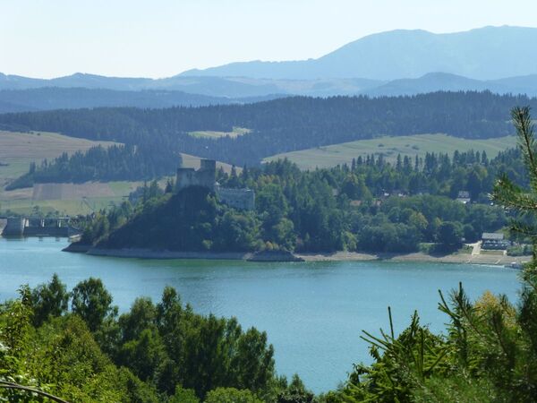 Widok na jezioro Czorsztyńskie i pasmo górskie Pienin
