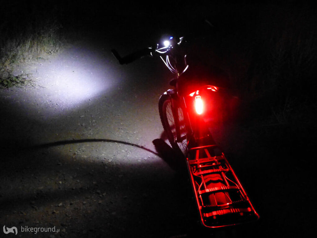 Lampa w nocy Rower w lesie w nocy z pełnym oświetleniem