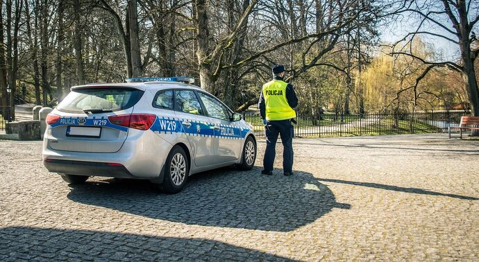 Policjant stojący przy radiowozie