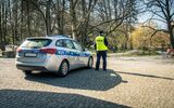 Policjant stojący przy radiowozie
