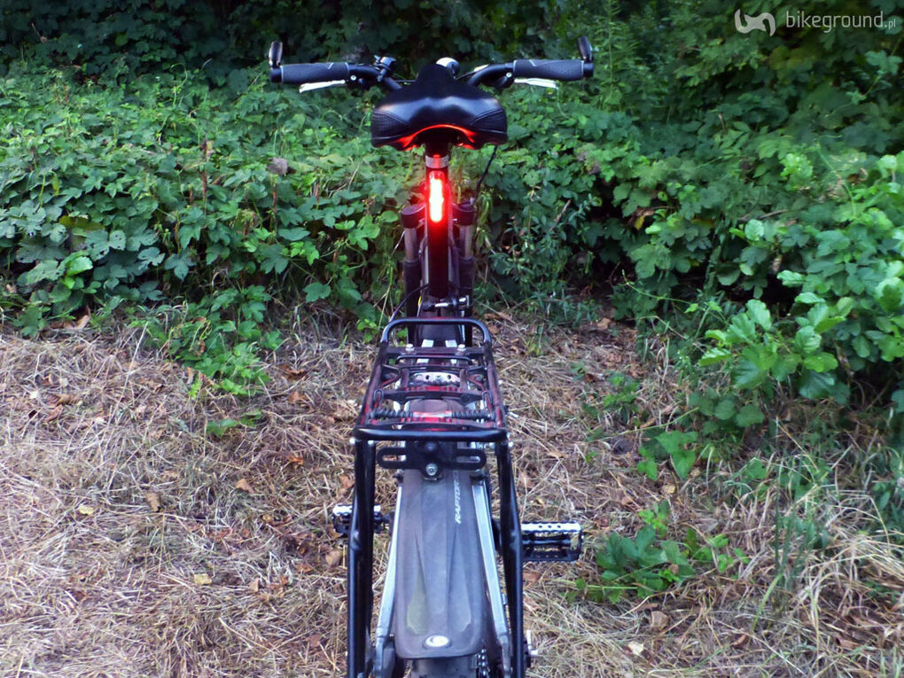 rower za dnia z włączonym tylnym oświetleniem